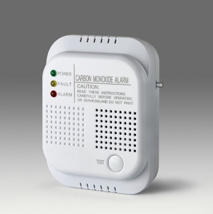 How does the alarm ensure that the proportional relationship between the electrical signal and the carbon monoxide concentration is always accurate?